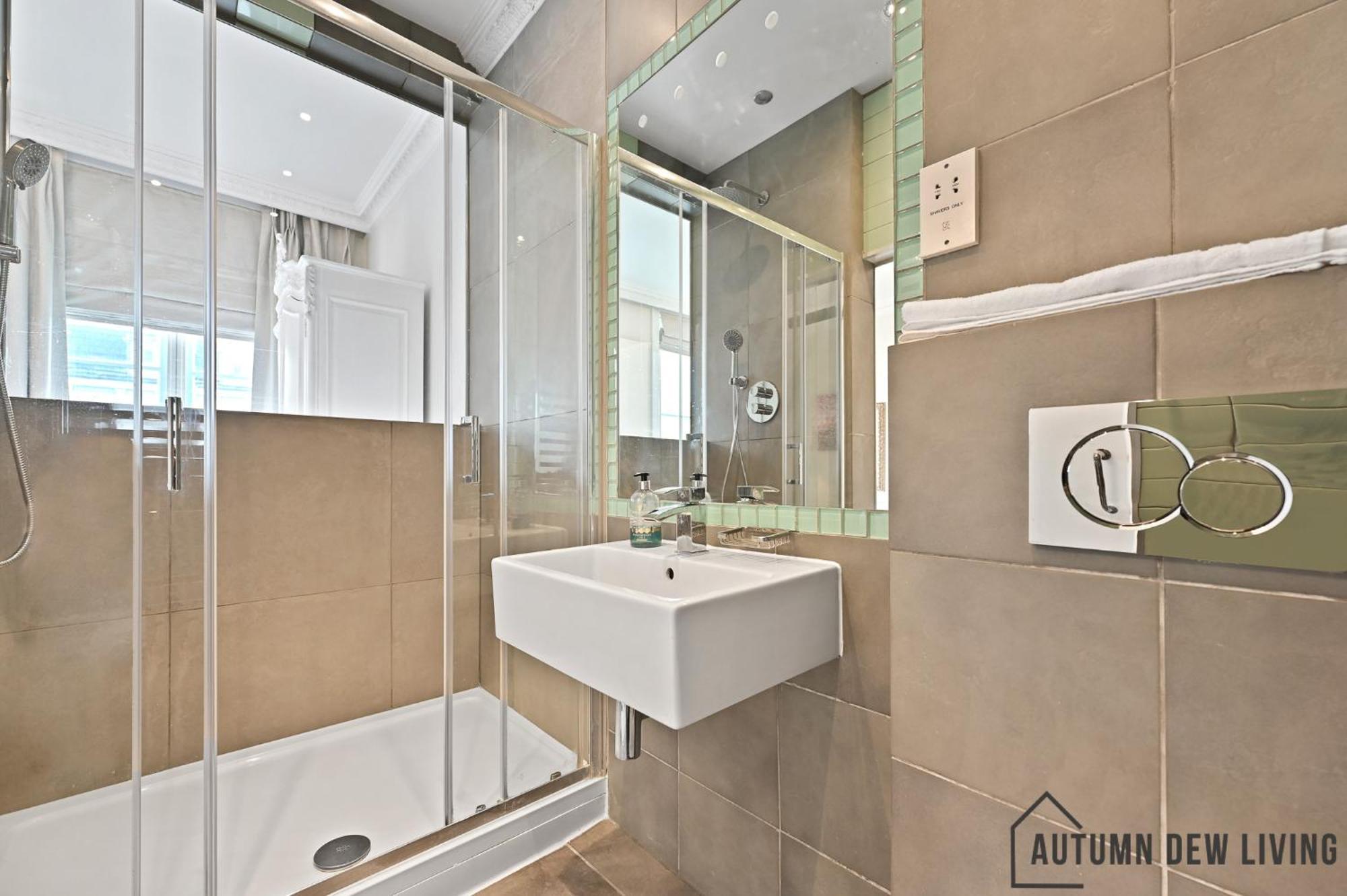 Beautiful 2 King Size Beds 2 Bath- Sleeps 5 In Earls Court Lägenhet London Exteriör bild